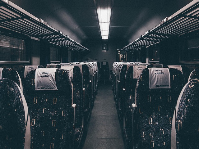 vnitřek autobusu
